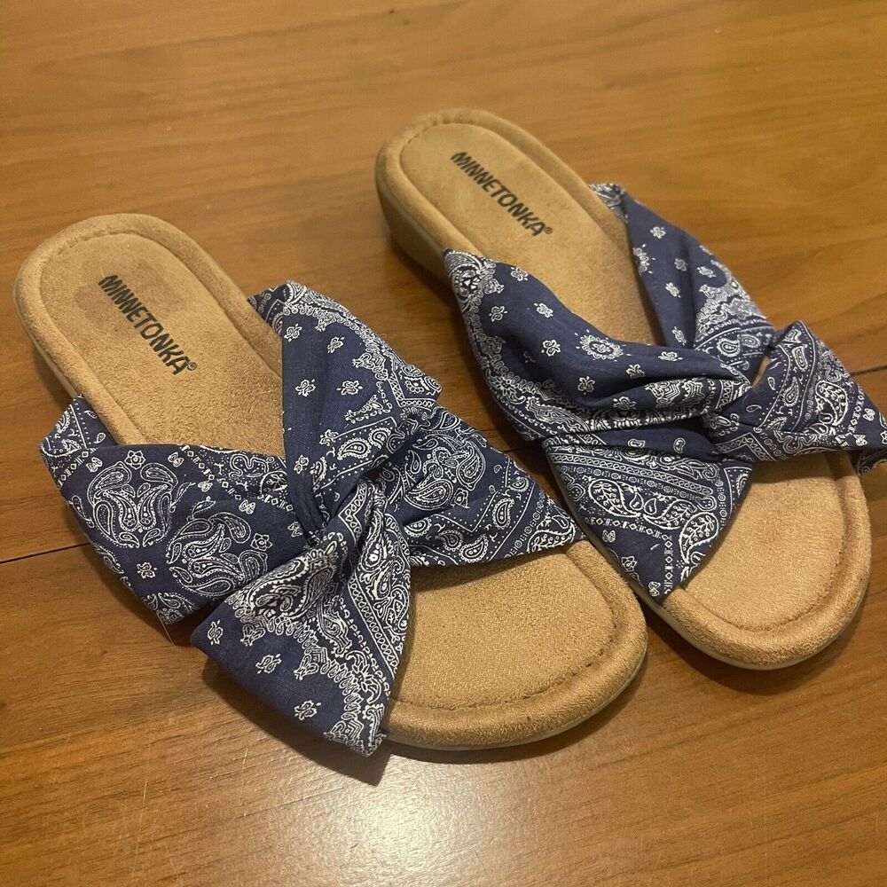 Minnetonka Womens Sarong Blue/White Bandana Slide Sandals Shoes Size 7W
